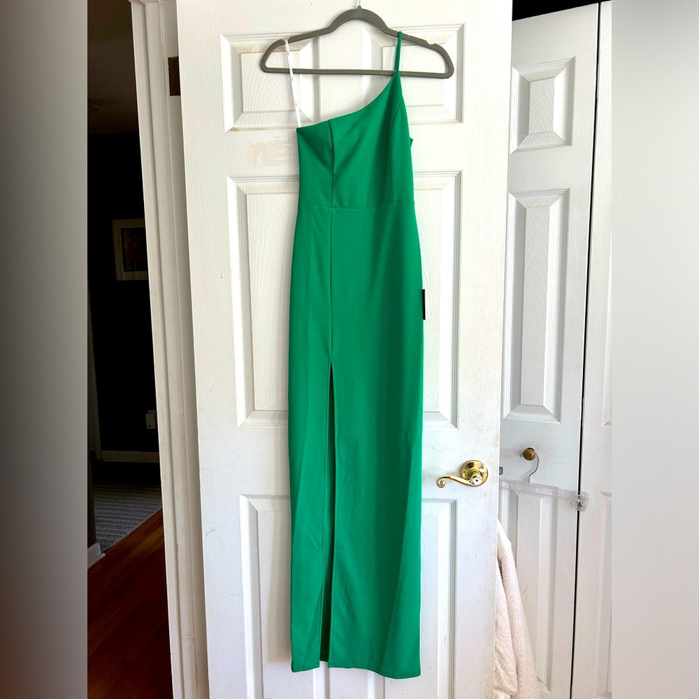 NWT Lulu’s dress.  Size 6.  Color: Emerald Green